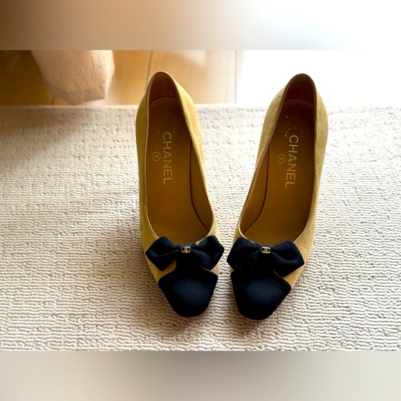 CHANEL Women Suede Pumps, Bow, CC Logo. 3" Heels, Size 37, Beige. Authentic - Picture 2 of 16